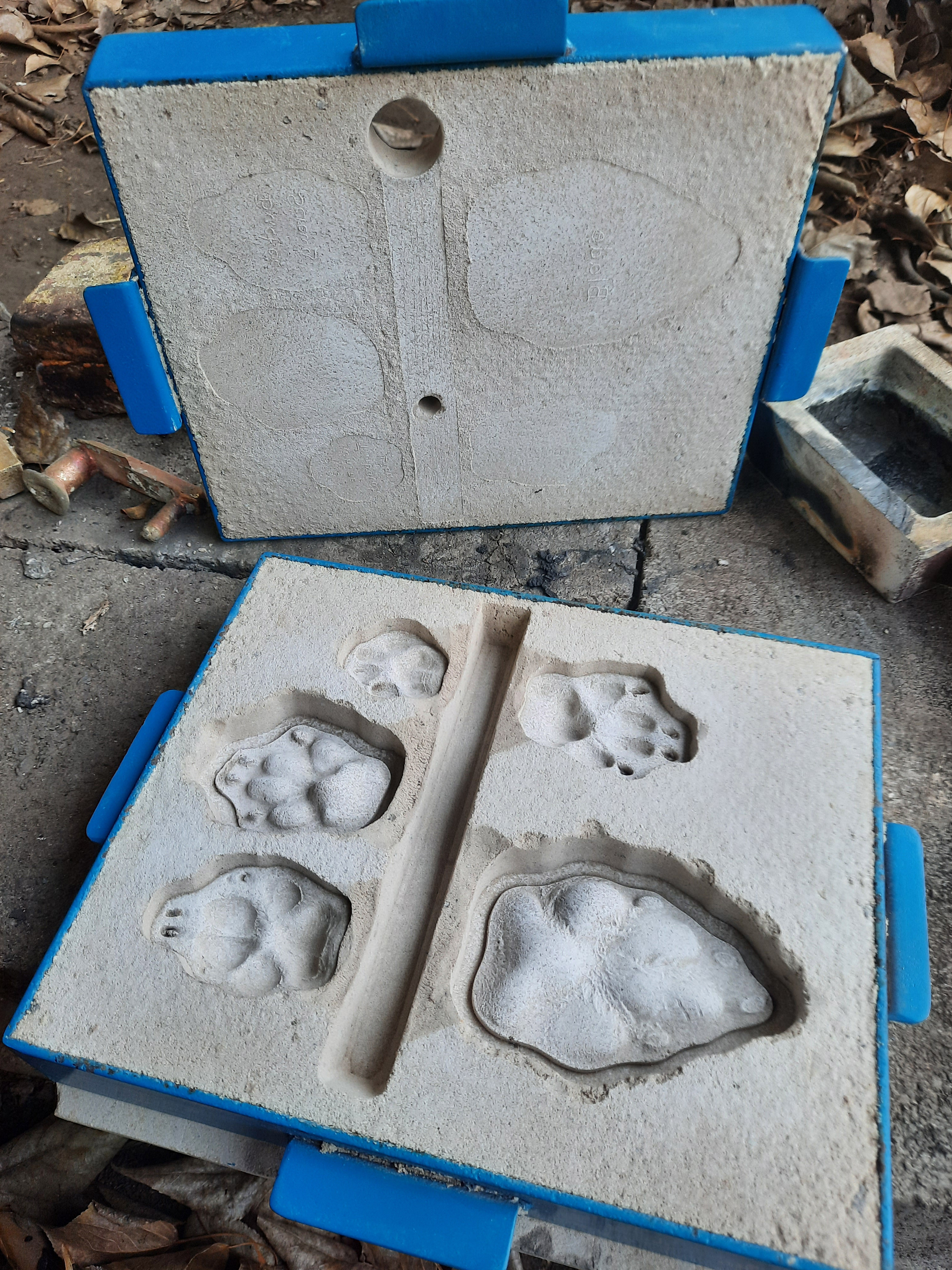 Two-piece sand mold of dog paws