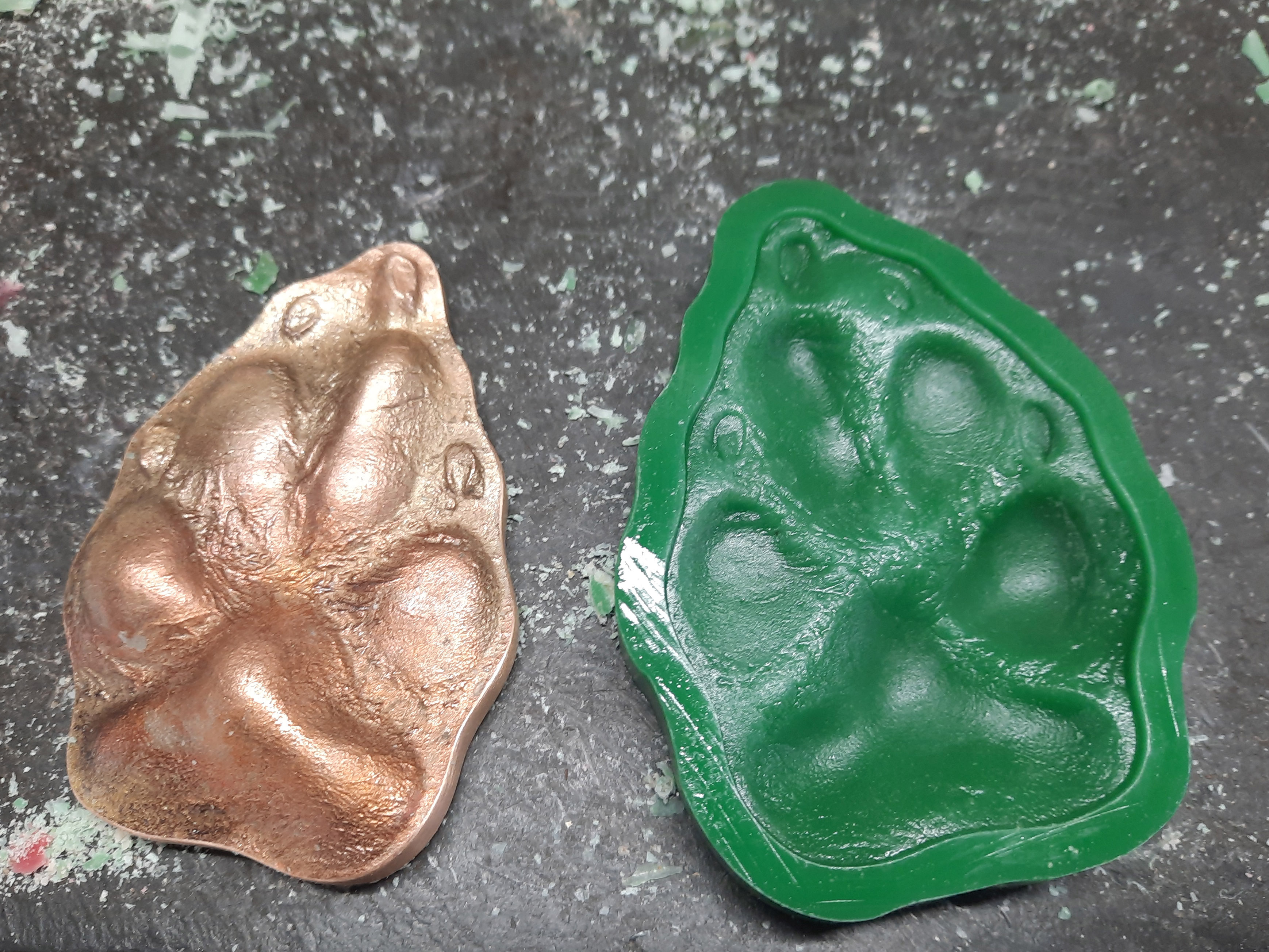 Imprint wax pattern made from the relief bronze paw